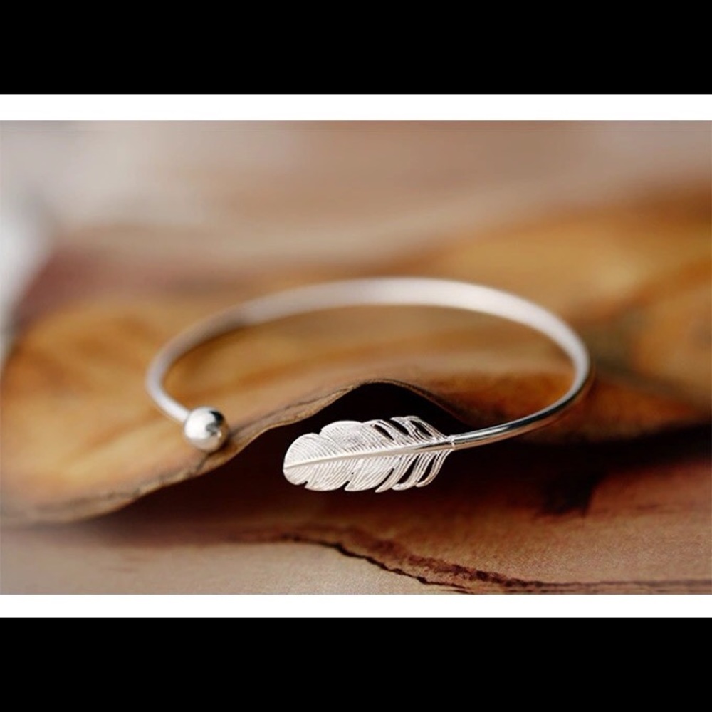πΊ STERLING SILVER PLATINUM PLATED FEATHER BANGLE - Picture 8 of 8